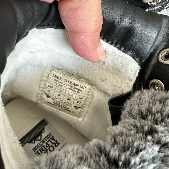 Roxy Black suede and Gray fur lined Winter Boots - Picture 5 of 7